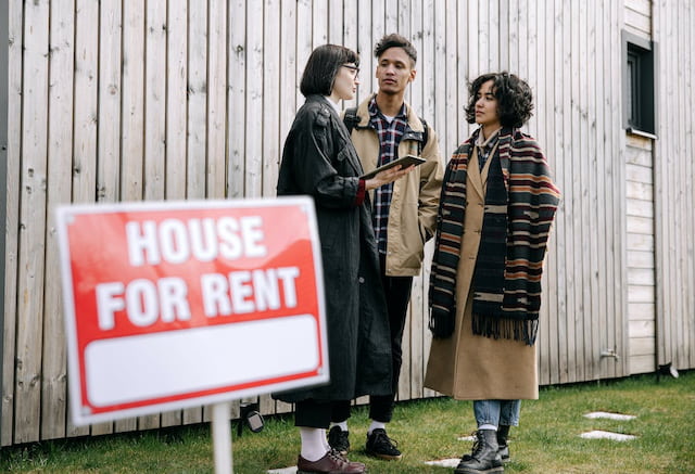 couple parle avec un agent immobilier sur la location d une maison