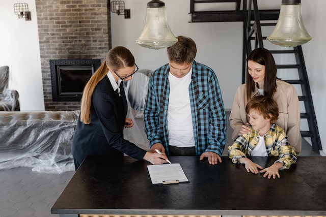 famille signe des documents pour l achat d une maison